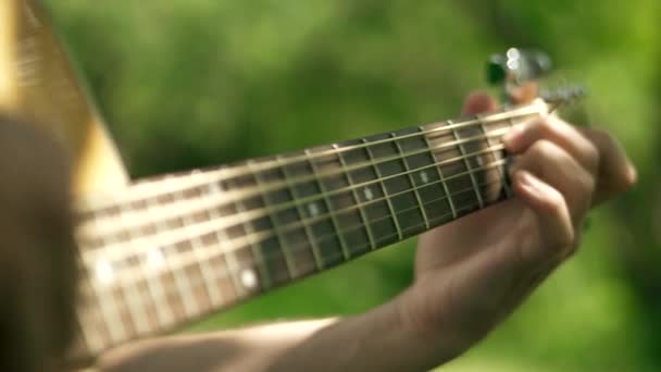 Cena Tranquila Músico Tocando Sua Guitarra Debaixo Uma Árvore Parque — Vídeo de Stock