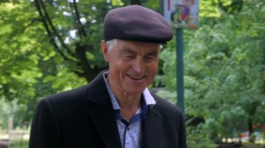 Yaşlı bir çift parkta huzur içinde geziniyor. Bir erkek ve bir kadın doğanın içinde sakin bir şekilde yürüyorlar. Parkta gezinen yaşlı bir çift. Daha yaşlı bir çift, sakin bir park ortamında oynaşıyor. Bir beyefendi ve bir bayan yürüyor.