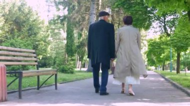 Yaşlı bir çift parkta huzur içinde geziniyor. Bir erkek ve bir kadın doğanın içinde sakin bir şekilde yürüyorlar. Parkta gezinen yaşlı bir çift. Daha yaşlı bir çift, sakin bir park ortamında oynaşıyor. Bir beyefendi ve bir bayan yürüyor.