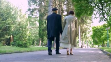 Yaşlı bir çift parkta huzur içinde geziniyor. Bir erkek ve bir kadın doğanın içinde sakin bir şekilde yürüyorlar. Parkta gezinen yaşlı bir çift. Daha yaşlı bir çift, sakin bir park ortamında oynaşıyor. Bir beyefendi ve bir bayan yürüyor.
