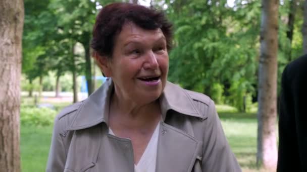 Una Coppia Anziana Passeggia Tranquillamente Nel Parco Uomo Una Donna — Video Stock
