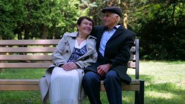 Couple Personnes Âgées Promène Paisiblement Dans Parc Homme Une Femme — Video