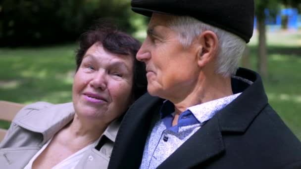 Couple Personnes Âgées Promène Paisiblement Dans Parc Homme Une Femme — Video