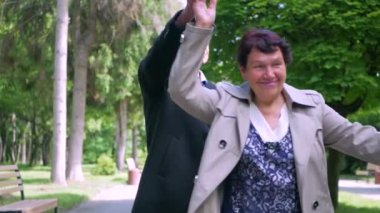 Yaşlı bir çift parkta huzur içinde geziniyor. Bir erkek ve bir kadın doğanın içinde sakin bir şekilde yürüyorlar. Parkta gezinen yaşlı bir çift. Daha yaşlı bir çift, sakin bir park ortamında oynaşıyor. Bir beyefendi ve bir bayan yürüyor.