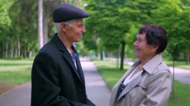 Yaşlı bir çift parkta huzur içinde geziniyor. Bir erkek ve bir kadın doğanın içinde sakin bir şekilde yürüyorlar. Parkta gezinen yaşlı bir çift. Daha yaşlı bir çift, sakin bir park ortamında oynaşıyor. Bir beyefendi ve bir bayan yürüyor.