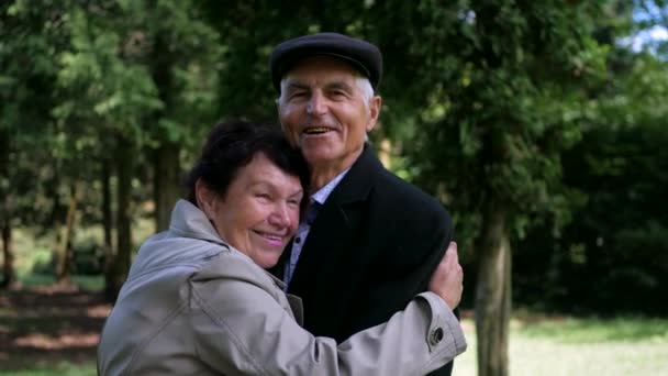 Starsza Para Spacerująca Pokojowo Parku Mężczyzna Kobieta Cieszący Się Spokojnym — Wideo stockowe
