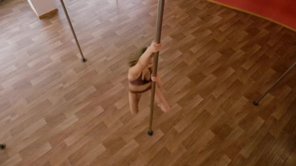 Bikini Pole Dance Rutina Fitness Pole Dance Bikini Mujer Vestida — Vídeos de Stock
