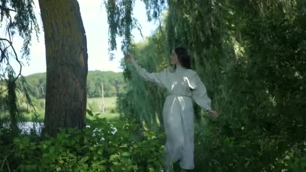 Kobieta Białej Sukience Vintage Stoi Wdziękiem Trawie Brzegu Rzeki Elegancka — Wideo stockowe