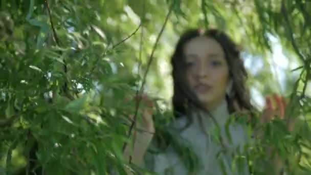 Женщина Белом Винтажном Платье Изящно Стоящая Траве Берегу Реки Элегантная — стоковое видео