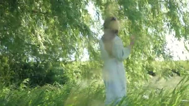 Vrouw Witte Vintage Jurk Staat Sierlijk Gras Oever Van Rivier — Stockvideo