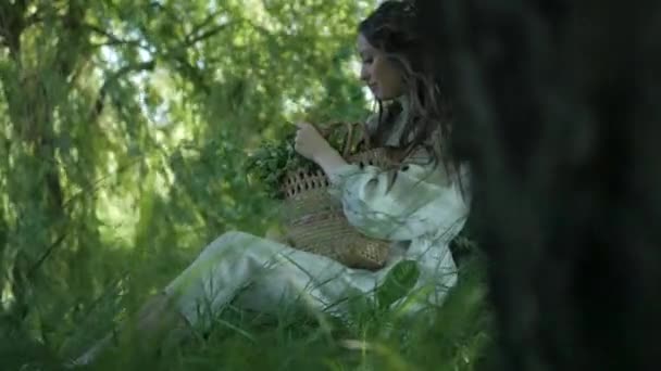 Kobieta Białej Sukience Vintage Stoi Wdziękiem Trawie Brzegu Rzeki Elegancka — Wideo stockowe