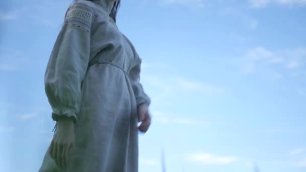 Жінка Білій Вінтажній Сукні Витончено Стоїть Траві Березі Річки Елегантна — стокове відео