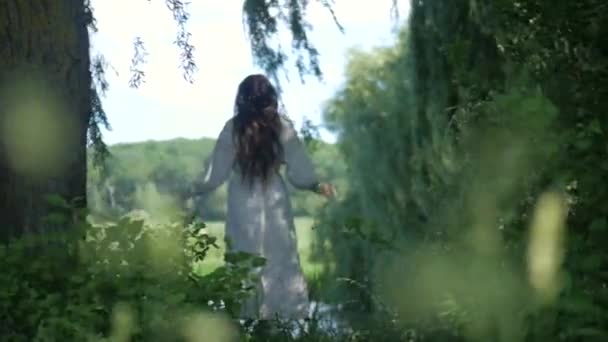 Женщина Белом Винтажном Платье Изящно Стоящая Траве Берегу Реки Элегантная — стоковое видео