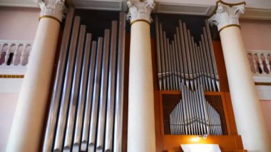 Büyük bir kiliseyi müzikle dolduran bir boru organı. Yüksek borular kilisede görkemli bir zemin oluşturuyor. Devasa bir kilise borularının karmaşık tasarımı. Etkileyici bir boru orgu kilise ortamında dikkat çekiyor.. 
