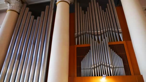 华丽的管风琴使一座宏伟的教堂充满了音乐 高耸的管子在教堂里形成宏伟的背景 一个巨大的教堂管风琴的精巧设计 教堂环境中令人印象深刻的管风琴 — 图库视频影像