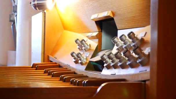 オーネートパイプオルガンは 音楽で壮大な教会を満たしています 教会で壮大な背景を作り出すパイプに向かって 巨大な教会パイプオルガンの無電気設計 教会の設定で注目を集める印象的なパイプオルガン — ストック動画