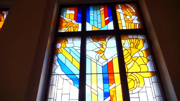Πολύχρωμο Βιτρό Παράθυρο Περίπλοκα Σχέδια Στην Εκκλησία Ηλιακό Φως Που — Αρχείο Βίντεο