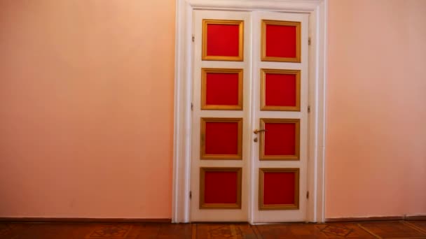 Pintu Putih Dan Merah Dalam Ruangan Dengan Pesona Vintage Elegan — Stok Video