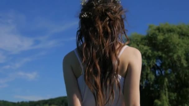 Mujer Vestida Blanco Paseando Por Campo Verde Mujer Traje Cuerpo — Vídeos de Stock