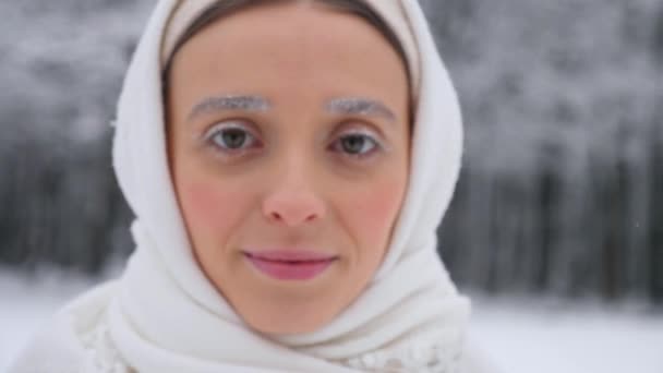 Vrouw Met Witte Sjaal Jas Het Besneeuwde Bos Een Dame — Stockvideo