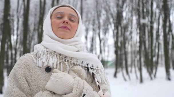 Kobieta Białym Szaliku Płaszczu Stojąca Śnieżnym Lesie Kobieta Stojąca Zaśnieżonych — Wideo stockowe