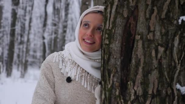 Kobieta Białym Szaliku Płaszczu Stojąca Śnieżnym Lesie Kobieta Stojąca Zaśnieżonych — Wideo stockowe