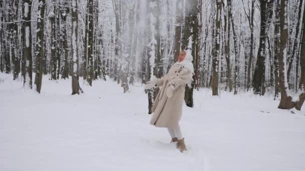 Kobieta Białym Szaliku Płaszczu Rzuca Śniegiem Wysoko Las Kobieta Stojąca — Wideo stockowe