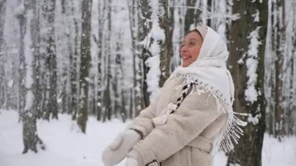Mujer Con Bufanda Blanca Abrigo Arroja Nieve Alto Del Bosque — Vídeos de Stock