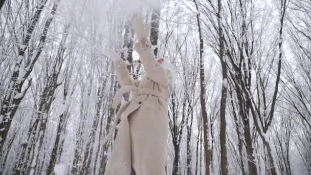 Kobieta Białym Szaliku Płaszczu Rzuca Śniegiem Wysoko Las Kobieta Stojąca — Wideo stockowe