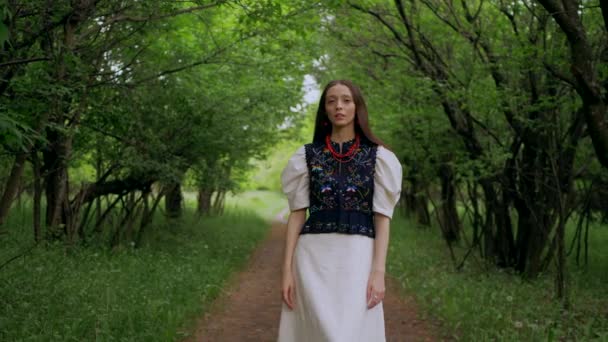 Uma Mulher Traje Branco Tradicional Posando Entre Beleza Natureza Mulher — Vídeo de Stock