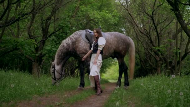 Женщина Нежно Гладит Лошадь Спокойной Лесной Обстановке Спокойный Момент Женщина — стоковое видео