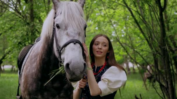 Frau Streichelt Sanft Pferd Friedlicher Waldumgebung Heiterer Moment Als Die — Stockvideo