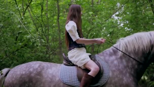 Дівчина Їде Коні Через Ліс Верхова Їзда Серед Дерев Природи — стокове відео