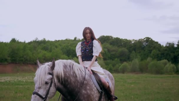 Ένα Κορίτσι Ιππεύει Ένα Άλογο Μέσα Στο Δάσος Ιππασία Ανάμεσα — Αρχείο Βίντεο