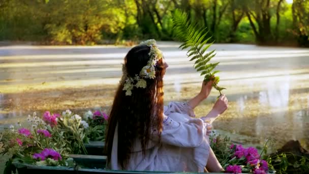 Une Scène Sereine Une Femme Entourée Fleurs Fleurs Dans Bateau — Video