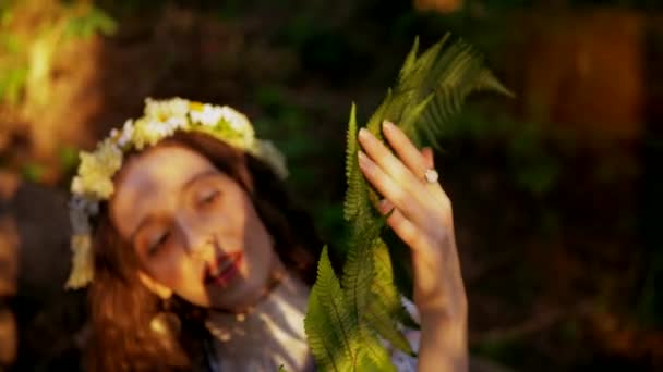 Spokojna Scena Kobiety Otoczonej Kwitnącymi Kwiatami Łodzi Rzece Kobieta Narodowych — Wideo stockowe