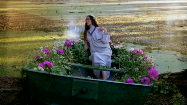 Scenă Senină Unei Femei Înconjurate Flori Înflorite Într Barcă Râu — Videoclip de stoc