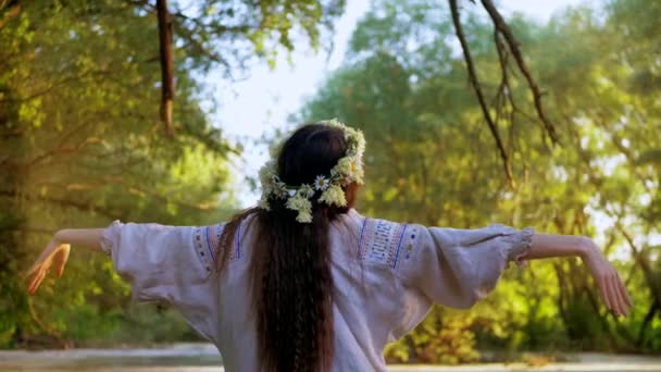 Spokojna Scena Kobiety Otoczonej Kwitnącymi Kwiatami Łodzi Rzece Kobieta Narodowych — Wideo stockowe
