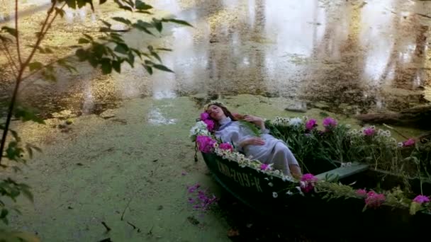 Adegan Tenang Seorang Wanita Dikelilingi Oleh Bunga Mekar Perahu Sungai — Stok Video