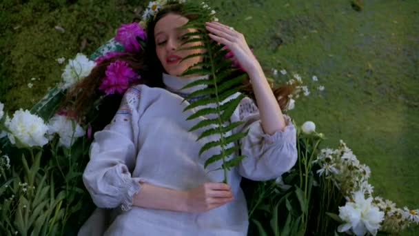 Een Serene Scène Van Een Vrouw Omringd Door Bloeiende Bloemen — Stockvideo