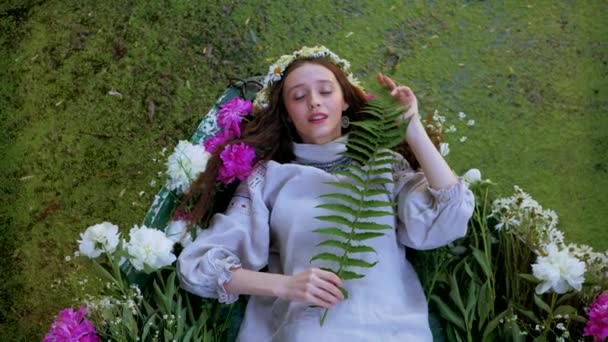Μια Γαλήνια Σκηνή Μιας Γυναίκας Που Περιβάλλεται Από Ανθισμένα Λουλούδια — Αρχείο Βίντεο