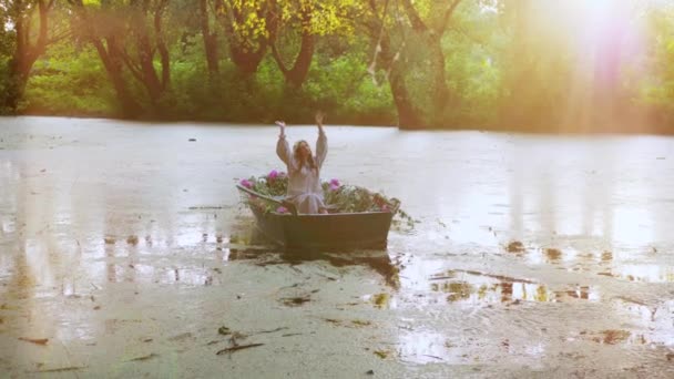Scenă Senină Unei Femei Înconjurate Flori Înflorite Într Barcă Râu — Videoclip de stoc