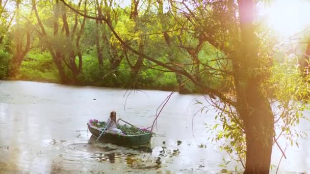Спокійна Сцена Жінки Оточеної Квітами Човні Річці Жінка Національному Одязі — стокове відео