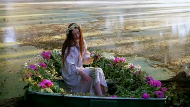Una Escena Serena Una Mujer Rodeada Flores Florecientes Barco Río — Vídeos de Stock