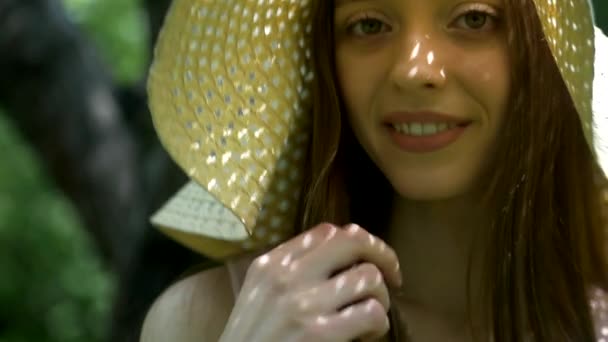 Fille Robe Rose Chapeau Paille Debout Parmi Les Arbres Dans — Video