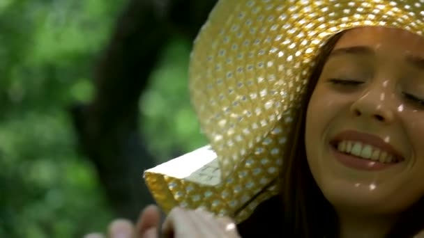 Fille Robe Rose Chapeau Paille Debout Parmi Les Arbres Dans — Video