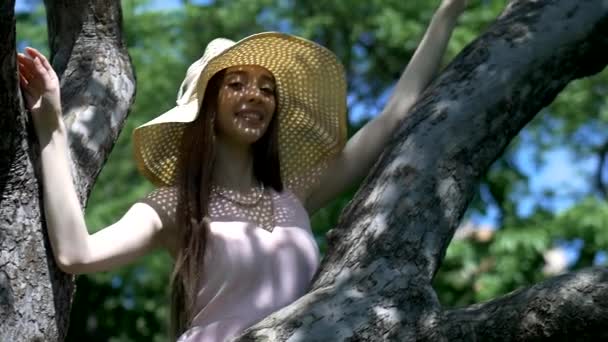 Dziewczyna Różowej Sukience Słomy Kapelusz Stojący Wśród Drzew Ogrodzie Młoda — Wideo stockowe