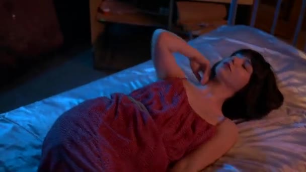 Пані Червоній Сукні Розслабляється Ліжку Сексуальна Жінка Одязі Сидить Старому — стокове відео