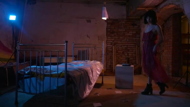 Kırmızı Elbiseli Kadın Yatakta Dinleniyor Karanlık Bir Odada Eski Bir — Stok video
