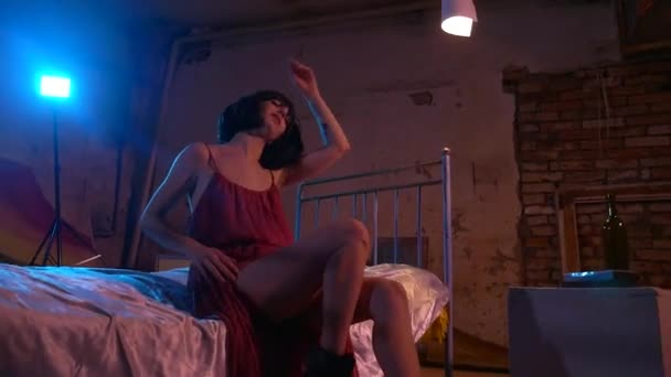 Dame Roten Kleid Entspannt Auf Dem Bett Sexy Frau Kleid — Stockvideo